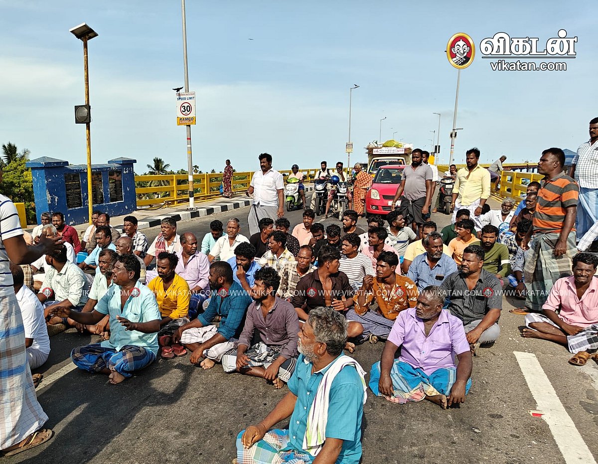 நாட்டுப்படகு மீனவர்கள்  இலங்கை கடற்படையினரால் சிறைபிடிப்பு;  பாம்பன் பாலத்தில் மீனவர்கள் சாலைமறியல்!