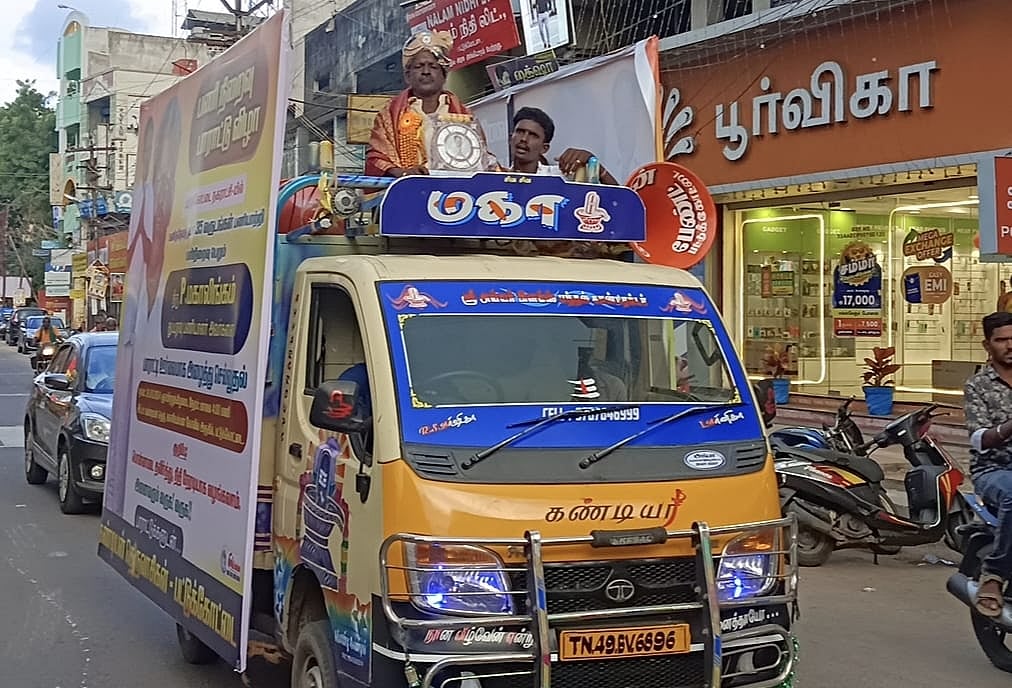 கிரீடம், ஊர்வலம், ஃப்ளெக்ஸ், பட்டாசு - தூய்மை பணியாளருக்கு பணி ஓய்வு விழா, அன்பை கொட்டிய ஊர்மக்கள்!