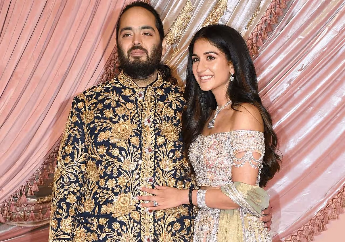 Anant Ambani: ரோல்ஸ்-ராய்ஸ் கார், ஸ்போர்ட்ஸ் பைக், பிரான்ஸ் வீடு - வாரி வழங்கிய பாலிவுட்!