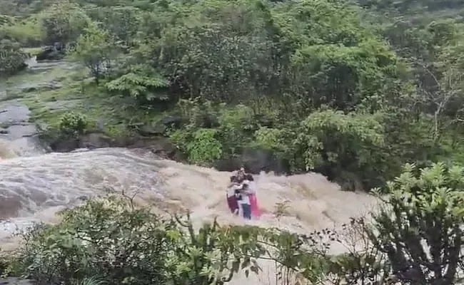 மும்பை: திடீரென அதிகரித்த வெள்ளம்; அடித்துச் செல்லப்பட்ட ஒரே குடும்பத்தை சேர்ந்த 5 பேர் - அதிர்ச்சி