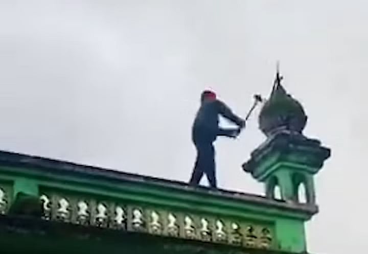 `ஜெய் ஸ்ரீ ராம்' கோஷமிட்டபடி மசூதியைச் சேதப்படுத்திய இந்து அமைப்பினர்... வீடு, கடைகளுக்கு தீ வைப்பு!