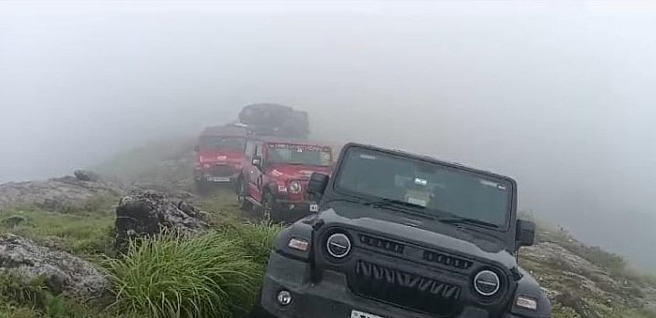 கேரளா: திடீர் கனமழை... 22 ஜீப்கள் - தடை செய்யப்பட்ட மலைப் பகுதியில் சிக்கிய சுற்றுலா பயணிகள்!