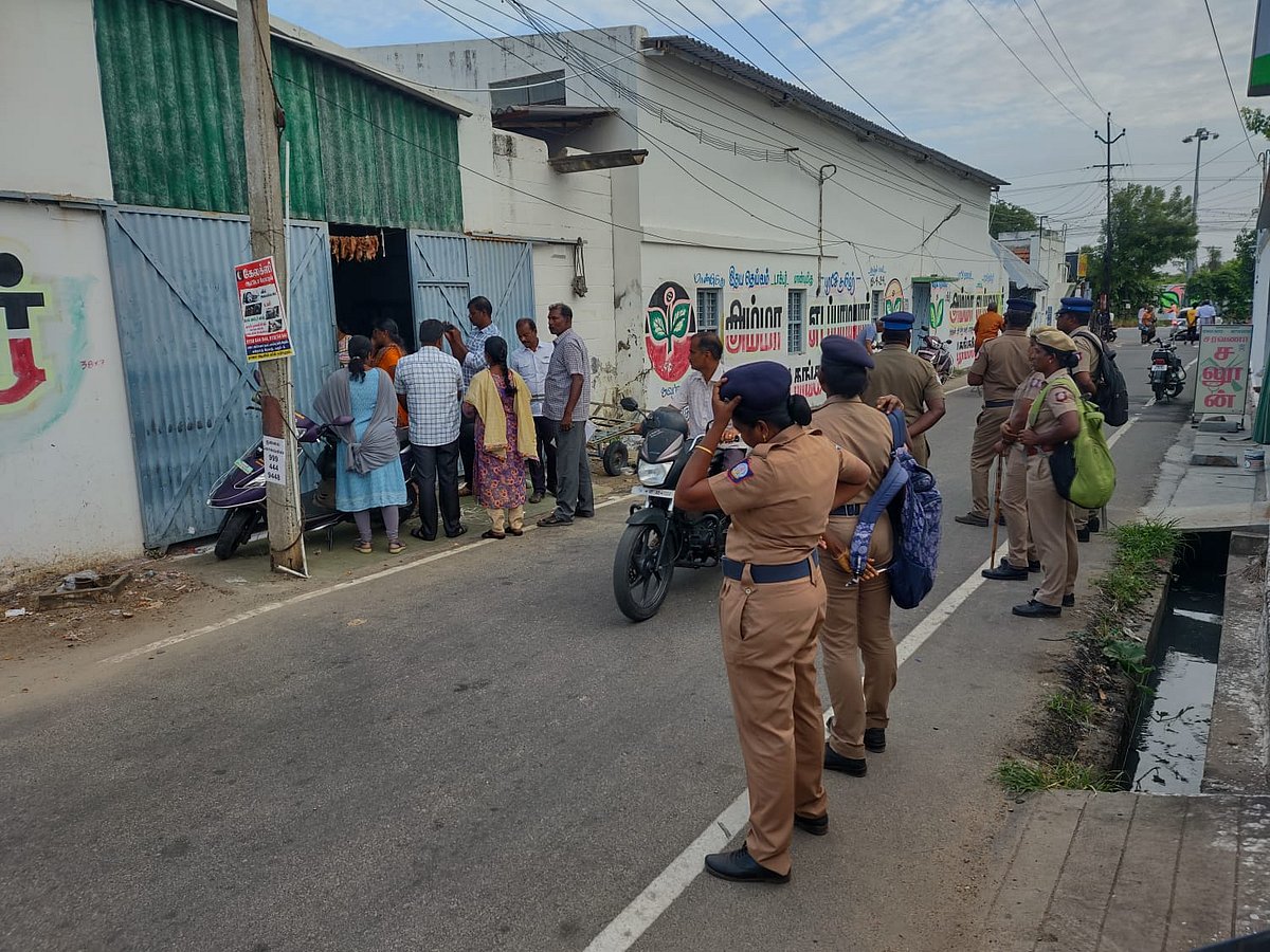 ரூ.100 கோடி நிலமோசடி வழக்கு: எம்.ஆர்.விஜயபாஸ்கர் தொடர்புடைய இடங்களில் சி.பி.சி.ஐ.டி போலீஸார் சோதனை!