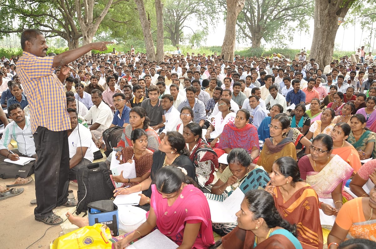 கிராமப்புற மாணவர்களின் போதி மரம் - 35,000 அரசுப் பணியாளர்களைத் தந்த ஆயக்குடி மரத்தடி பயிற்சி மையம்!