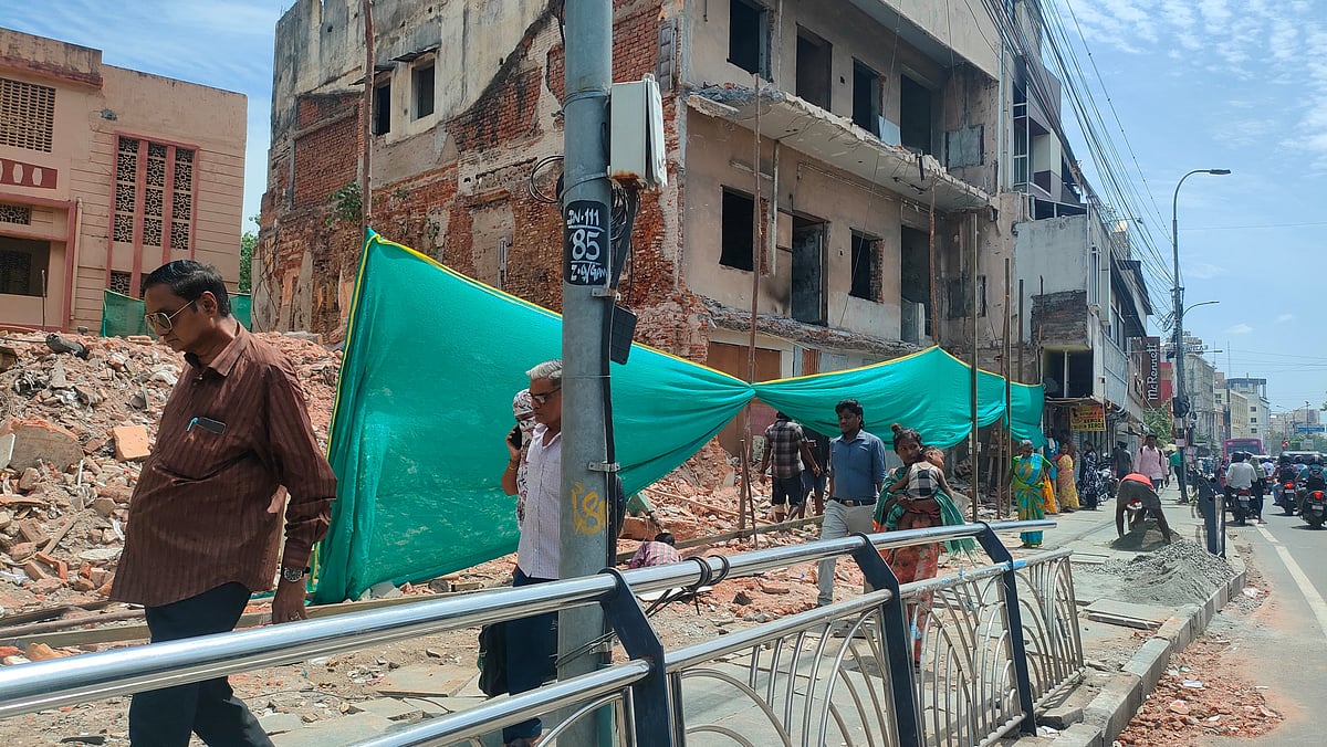 ஆயிரம் விளக்கு: உயிரிழப்பு நடந்த பின்பும் தொடரும் அலட்சியம்; அச்சத்தை ஏற்படுத்தும் கட்டட இடிப்பு பணி