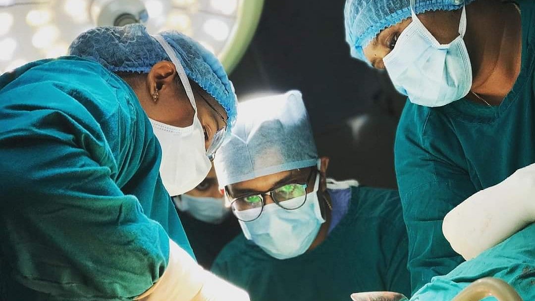 ஆன்லைனில் வெளியான மார்பக அறுவை சிகிச்சை வீடியோ; மருத்துவமனை மீது வழக்கு தொடர்ந்த பெண்- நடந்தது என்ன?