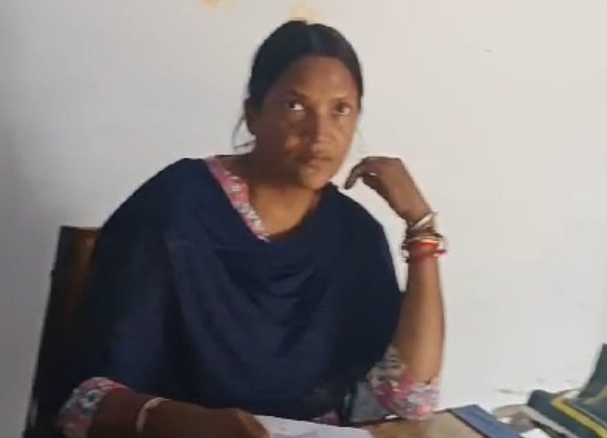 `ஆபீஸ் பக்கத்துல மரத்தடிக்கு வந்து கொடுங்க' - பட்டா மாறுதலுக்கு ரூ.15,000 லஞ்சம் கேட்ட பெண் VAO கைது