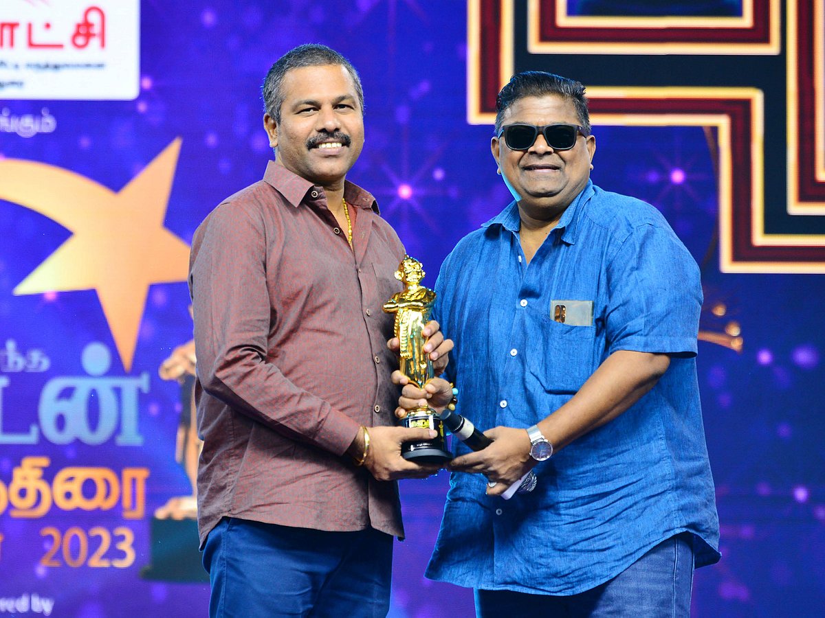 விருதுபெற்ற எஸ்.குமரனுடன்
விருதளித்த இயக்குநர் மிஷ்கின்....