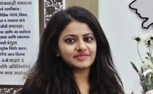 தொடர் சர்ச்சையால் பயிற்சி பணி நிறுத்தம் - மத்திய பயிற்சி மையத்துக்கு திரும்ப IAS பூஜா-வுக்கு உத்தரவு