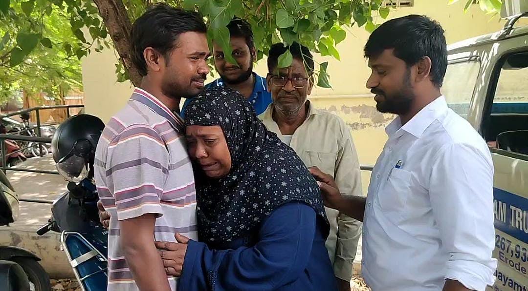 இறந்துவிட்டதாகக் கருதிய மகன் 4 ஆண்டுகளுக்குப் பிறகு பெற்றோரிடம் ஒப்படைப்பு - ஈரோட்டில் நெகிழ்ச்சி!