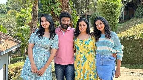 ரஞ்சிதமே: "அப்பாவுக்கு கேன்சர்; அவருக்காக ப்ரே பண்ணுங்க!" - நடிகர் நேத்ரனின் மகள் அபிநயா உருக்கம் | television actor nethran daughter abineya's emotional post - Vikatan