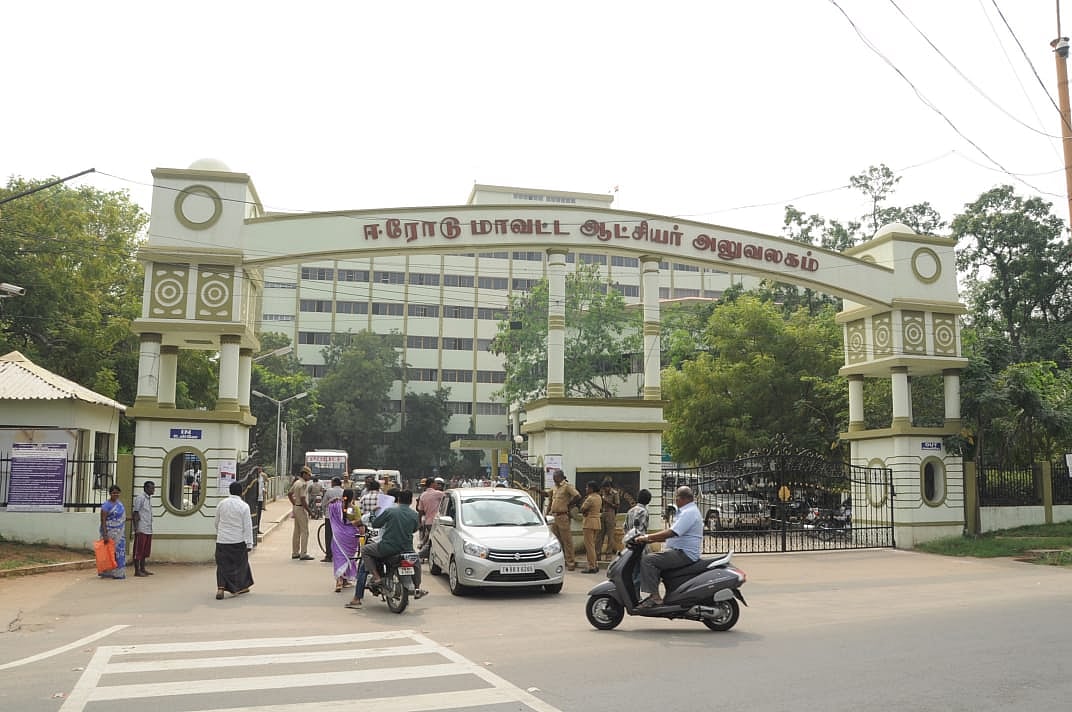 ஈரோடு ஆட்சியர் அலுவலக வளாகத்தில் விஜிலென்ஸ் ரெய்டு; ரூ.11 லட்சம் பறிமுதல்- அதிகாரி மீது வழக்கு பதிவு