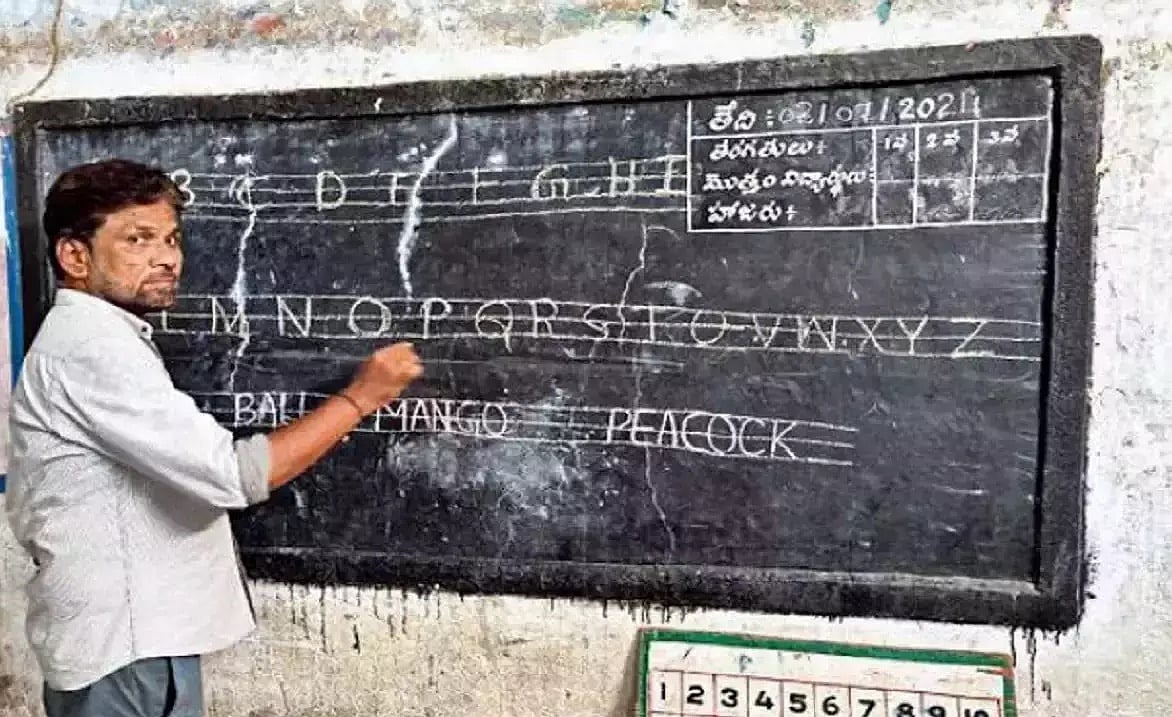 ஆசிரியர் இடமாற்றம்; அதே பள்ளிக்கு மாறிய 133 மாணவர்கள்; நெகிழ்ச்சிக் கதை!