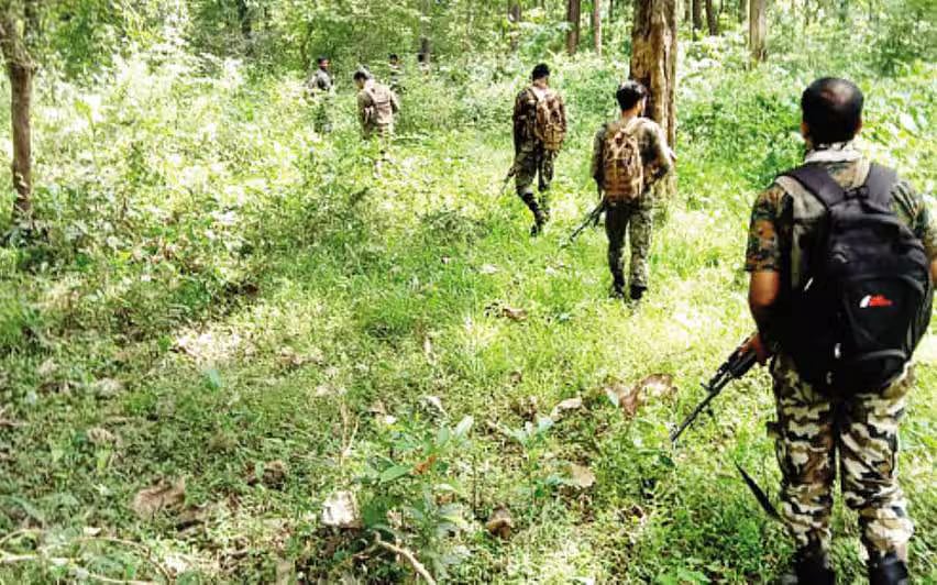 ஹெலிகாப்டரில் சென்று காட்டில் இறங்கிய கமாண்டோ படை வீரர்கள் - 6 மணிநேர சண்டையில் 12 நக்சலைட்கள் பலி