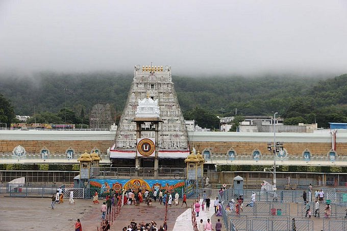 Tirupati: ``திருப்பதி தேவஸ்தானத்தில் கோடி கணக்கில் மோசடி!'' - மீண்டும் எழுந்த புகாரால் அதிர்ச்சி