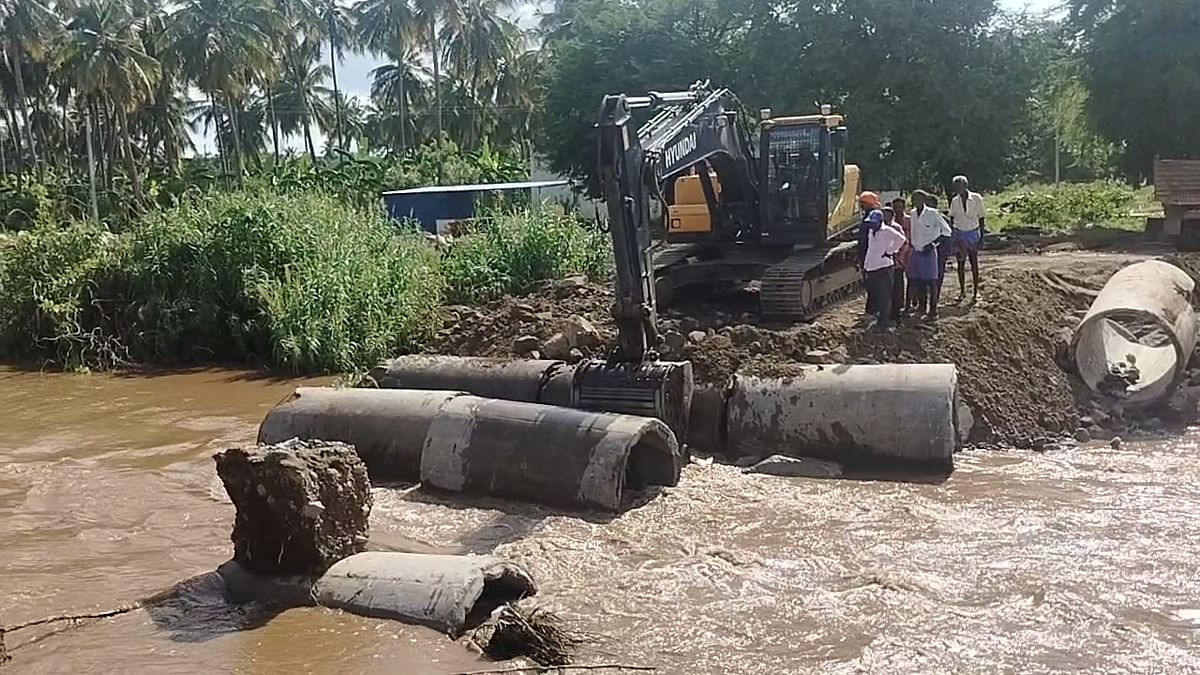 கட்டப்பட்டு வரும் தற்காலிகப் பாதை