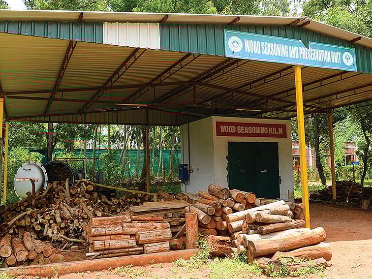 1,000 சதுர அடி இடம்;
இரண்டு இயந்திரம்; இரண்டு
தொழிலாளர்கள்; நீங்களும் ஆரம்பிக்கலாம் மரத் தொழிற்சாலை!