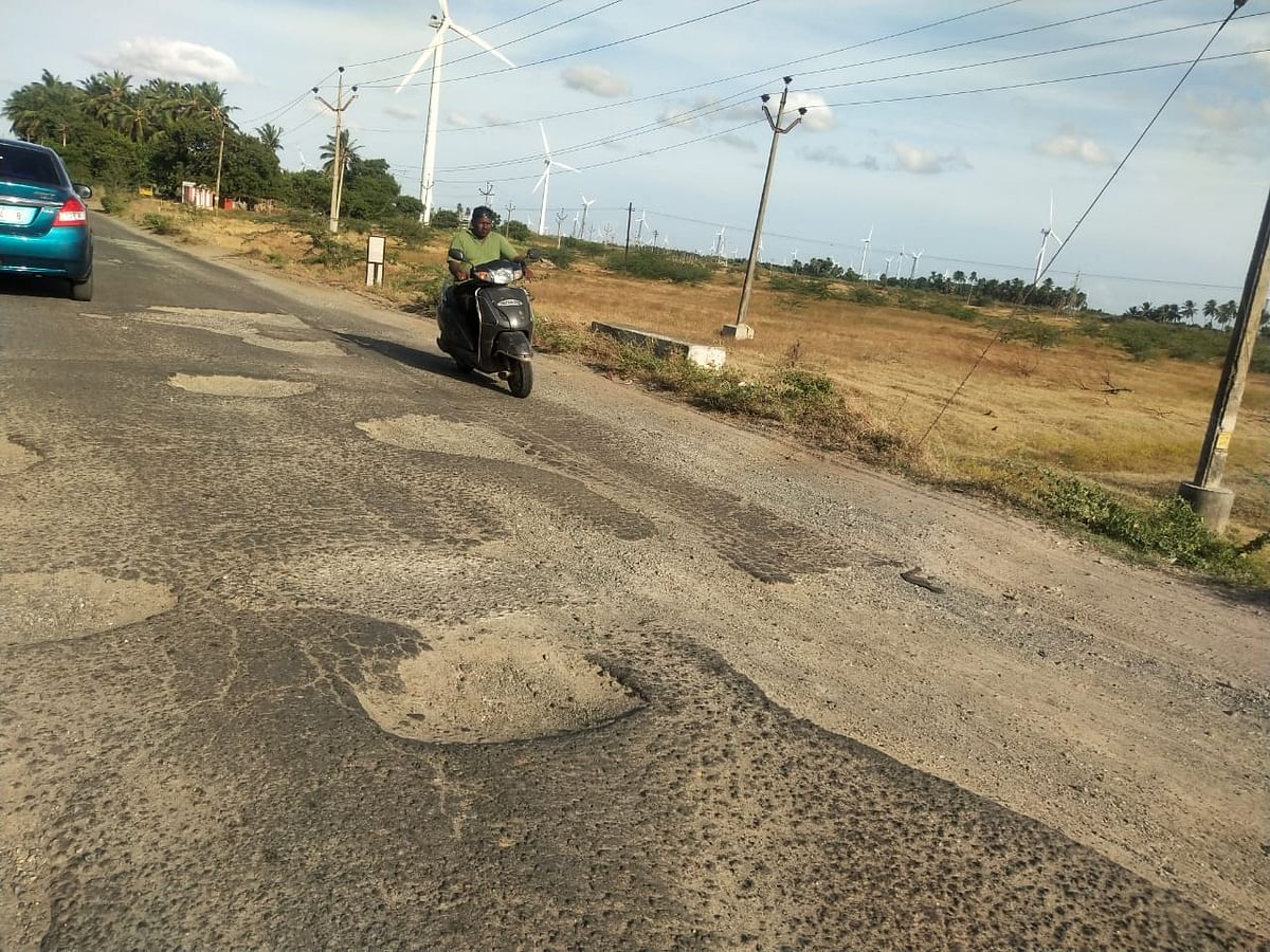 குண்டும் குழியுமாய் அச்சுறுத்தும் `ராதாபுரம்-காவல்கிணறு' சாலை;  கண்டுகொள்வார்களா அதிகாரிகள்? | people urging to repair radhapuram  kavalkinaru road - Vikatan