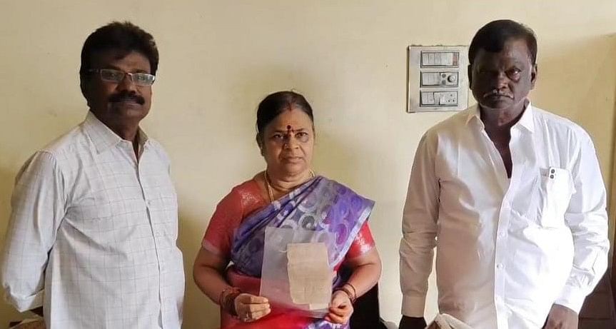 ஆவணத்துடன் மீனா