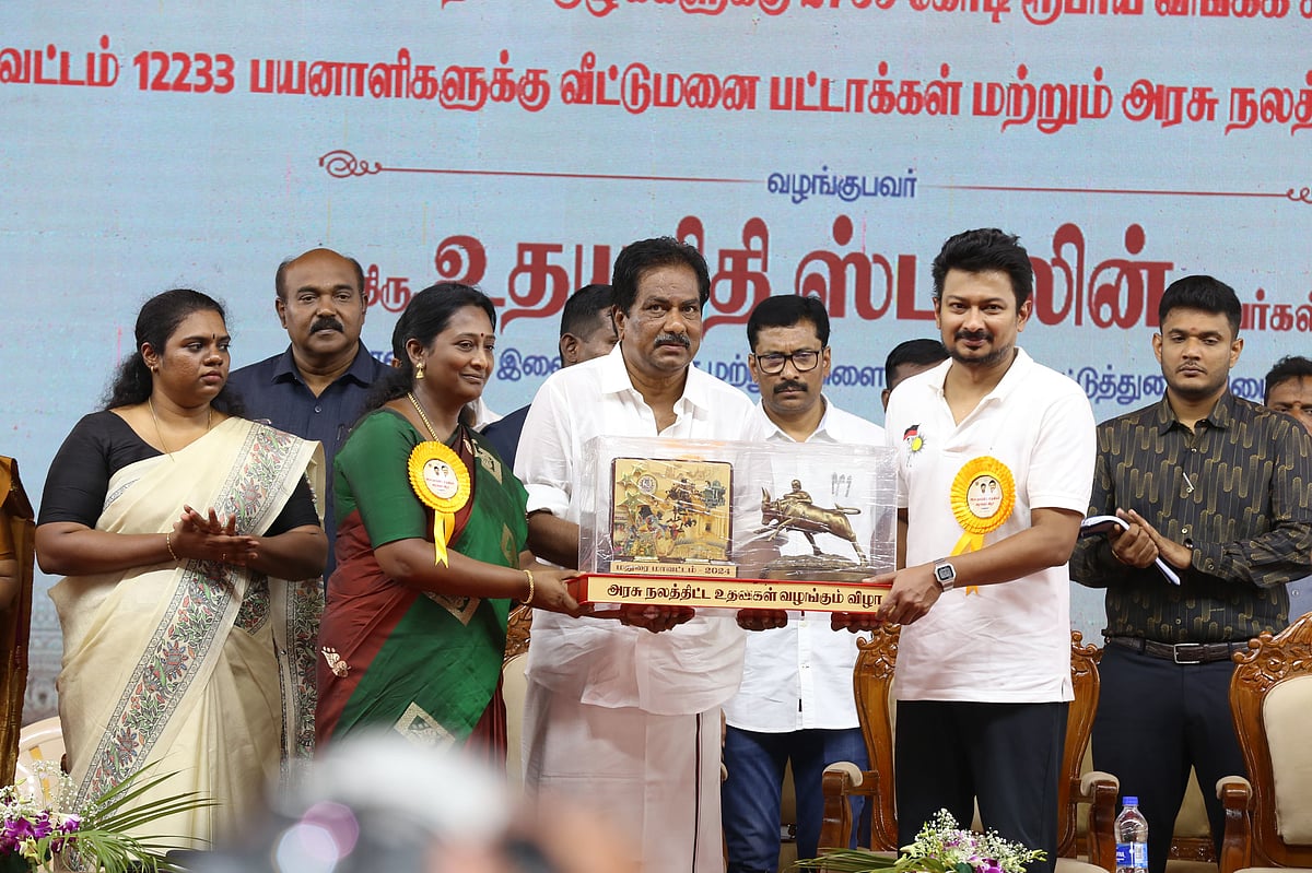 நினைவுப்பரிசு வழங்கிய மூர்த்தி