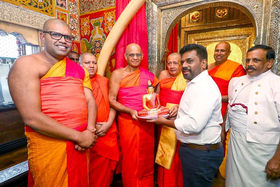 சிங்கள புத்த பிக்குகளுடன் அனுரகுமார திசநாயக்க