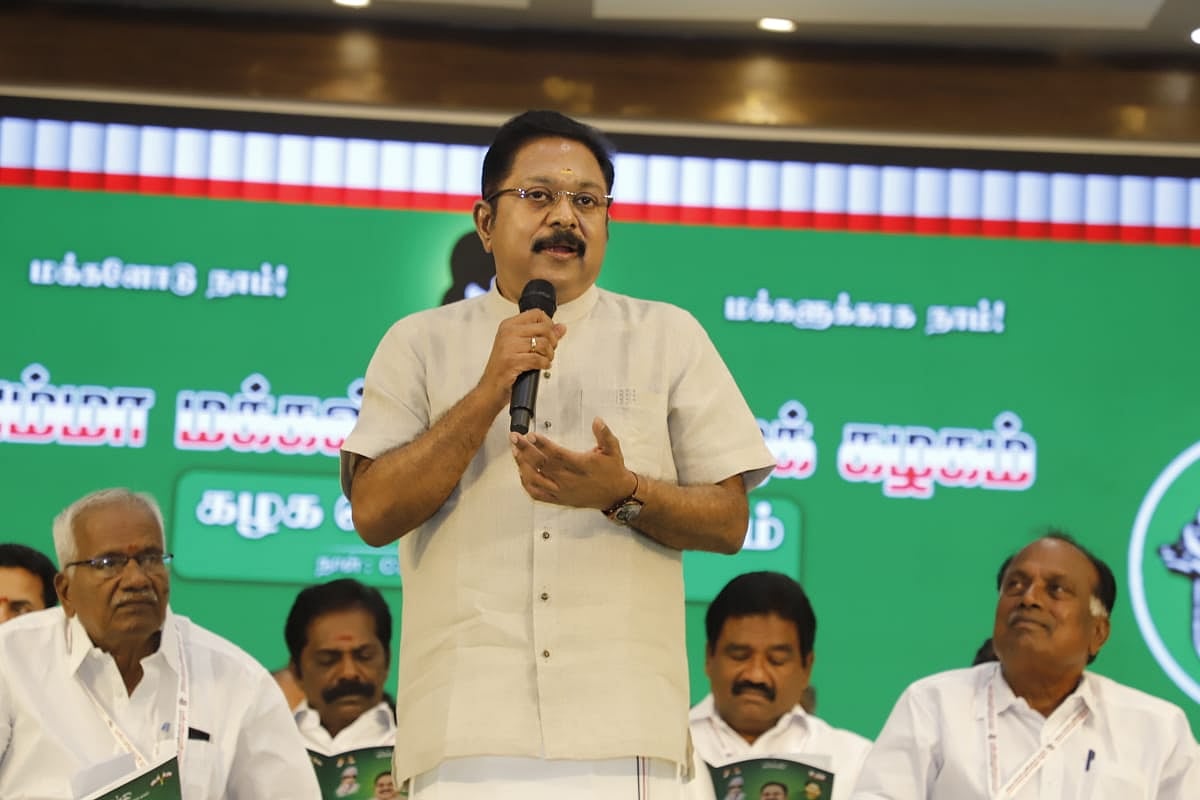 `நடக்கக்கூட முடியலை, மாசம் 20 நாள் ஆஸ்பத்திரியில... எதுக்கு பதவி வெறி!' - ஓபிஎஸ்-ஸைச் சாடும் டிடிவி 