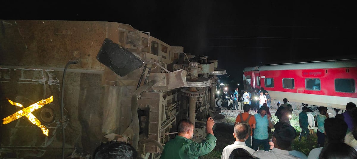 கவரப்பேட்டை: ``தண்டவாளத்தில் நட்டு, போல்ட்டுகளை கழற்றியதே ரயில் விபத்துக்கு காரணம்'' - ரயில்வே