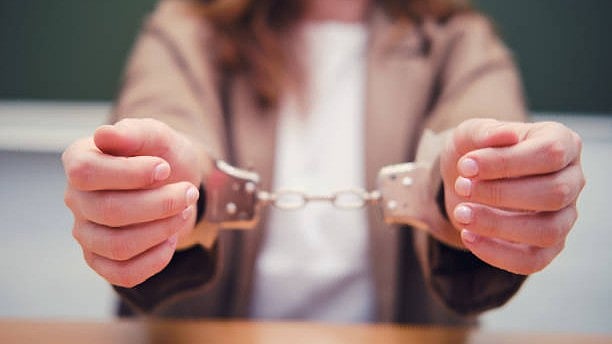 சென்னை: வாடகைத் தாயாக இருக்க போலியான தகவல்; காட்டிக் கொடுத்த குழந்தை - இருவர் கைதான பின்னணி