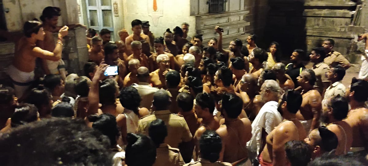 வாக்குவாதம் செய்த தீட்சிதர்கள் 