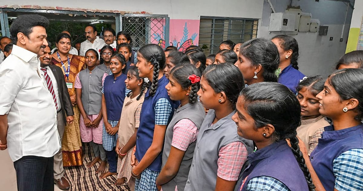 காப்பகத்தில் திடீர் ஆய்வு; நலம் விசாரித்த முதல்வர்... `அப்பா' என அழைத்து நெகிழ வைத்த மாணவர்கள்! | Virudhunagar cm mk stalin inspection and get emotional on child center - Vikatan
