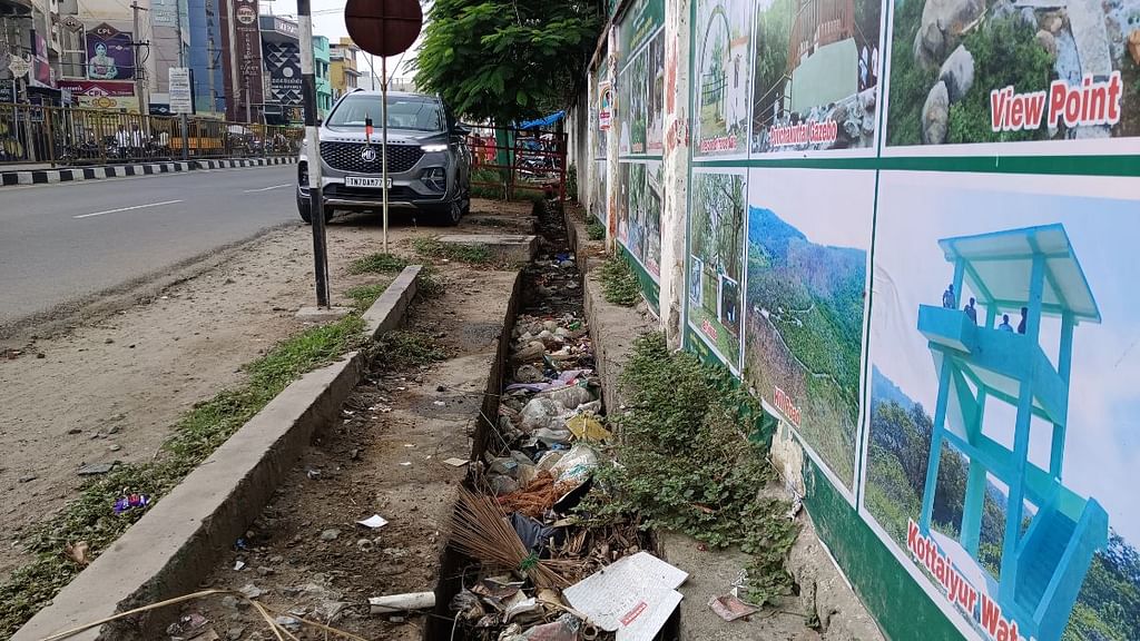 கிருஷ்ணகிரி நெடுஞ்சாலையில்..