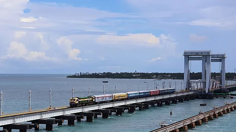 பாம்பன் புதிய பாலம்... பயணிகள் ரயில் இயக்க அனுமதி அளித்தது ரயில்வே பாதுகாப்பு வாரியம்! | Pamban New Bridge: Railway Safety Board has given permission to run passenger trains! - Vikatan