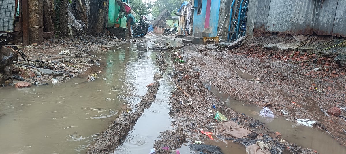 திருவாரூர்: `15 வருஷமா சாலை வசதி இல்ல' - முதல்வரின் சொந்த மாவட்ட மக்கள் வேதனை!