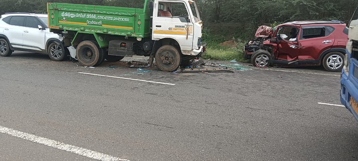 ராமநாதபுரம்: வாகனத்தை முந்த முயன்ற கார்.. லாரி மீது மோதிய விபத்தில் தாய், மகனுக்கு நேர்ந்த சோகம்!