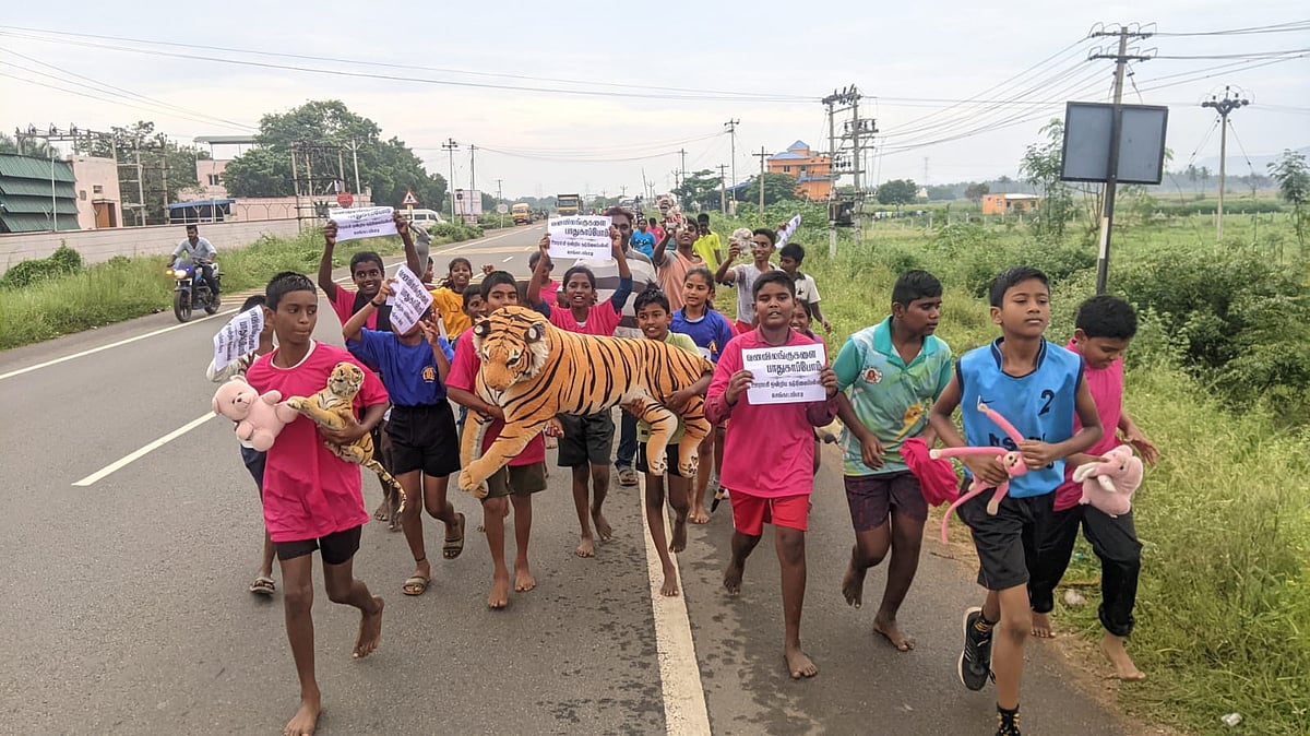 திண்டுக்கல்: நாட்டு மாடுகளைக் காக்க மாரத்தான்; விலங்கு பொம்மைகளுடன் ஓடிய அரசுப் பள்ளி மாணவர்கள்