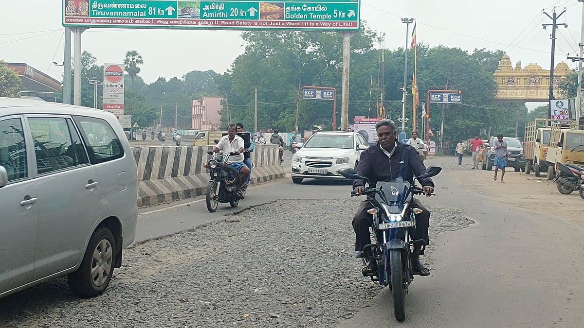 வேலூர்: ஜல்லி கற்களால் விபத்து ஏற்படும் அபாயம்; எப்போதும் சீரமைக்கப்படும் தொரப்பாடி சாலை?