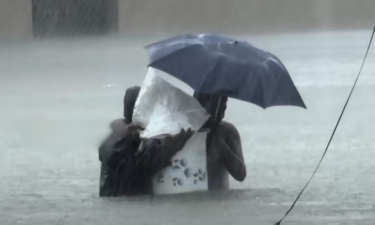 வெள்ளத்தில் தவித்த 6 மாத குழந்தை; வாளியில் வைத்து காப்பாற்றிய செய்தியாளரின் நெகிழ்ச்சி அனுபவம்!