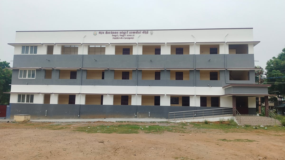 வேலூர்: திறப்பு விழா நடத்தியும் திறக்கப்படாத கல்லூரி மாணவிகள் விடுதி! - அதிகாரிகள் சொல்வதென்ன?
