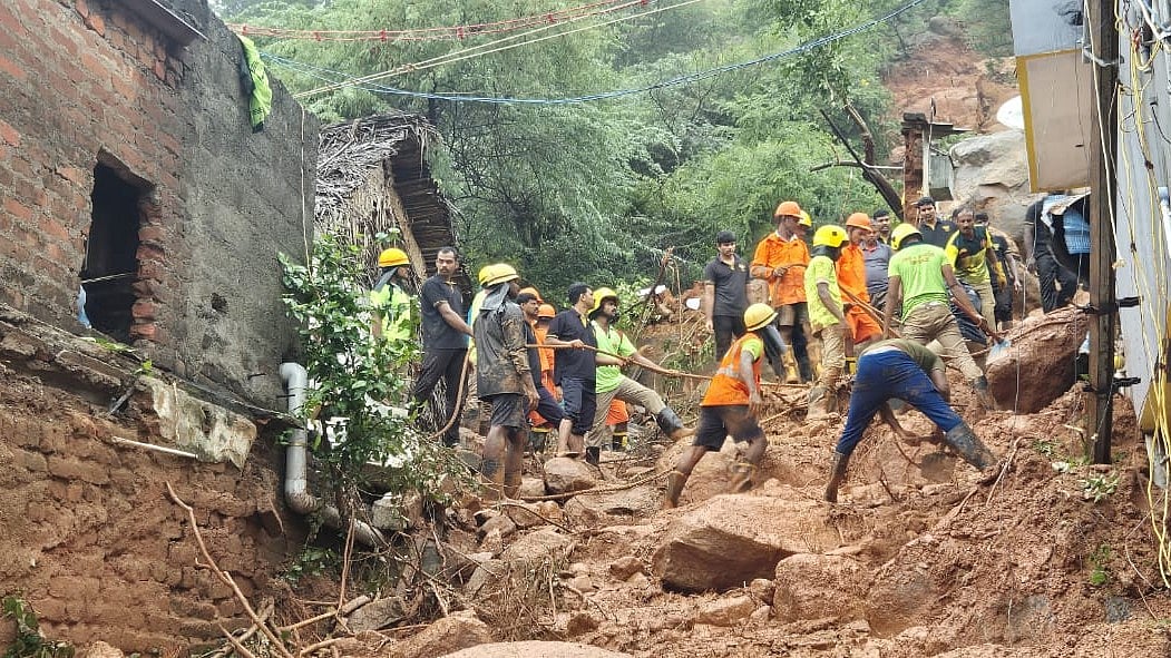 திருவண்ணாமலை: மண்சரிவு இடிபாடுகளில் சிக்கிய 7 பேர்; மீட்புப் பணிகளில் சிக்கல் - அமைச்சர் கூறியதென்ன?