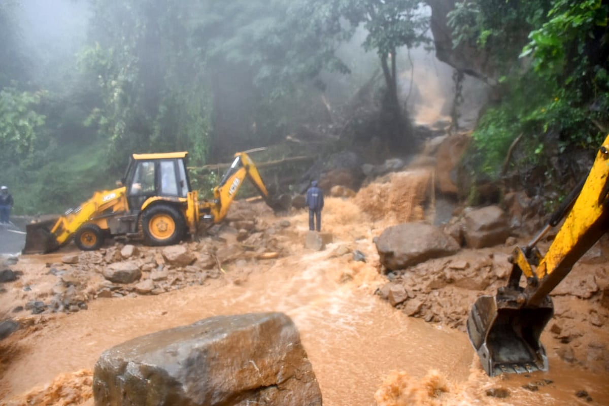 ஊத்தங்கரை-யை உலுக்கிப்போட்ட ஃபெஞ்சல் புயல்; வரலாறு காணாத பாதிப்பு! - Spot Visit Album