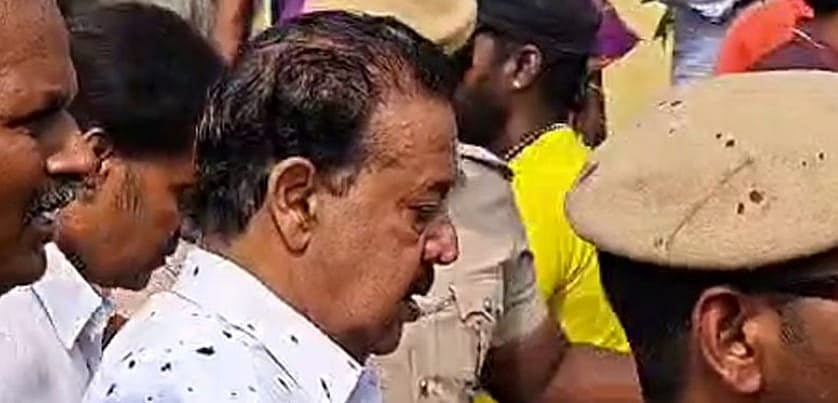 விழுப்புரம்: `காரை விட்டு இறங்க மாட்டீங்களா?’ - பொன்முடி மீது சேற்றை வீசிய மக்கள்... நடந்தது என்ன?