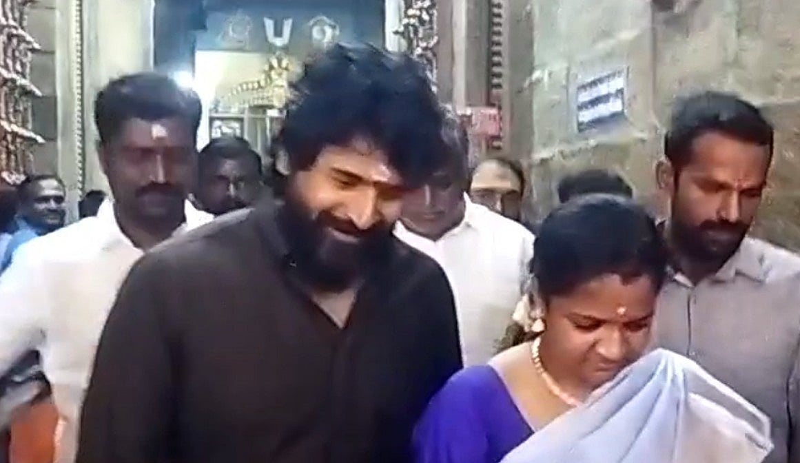 Sivakarthikeyan: அழகர்கோயிலில் மனைவியுடன் சாமி தரிசனம் செய்த சிவகார்த்திகேயன் | Photo Album