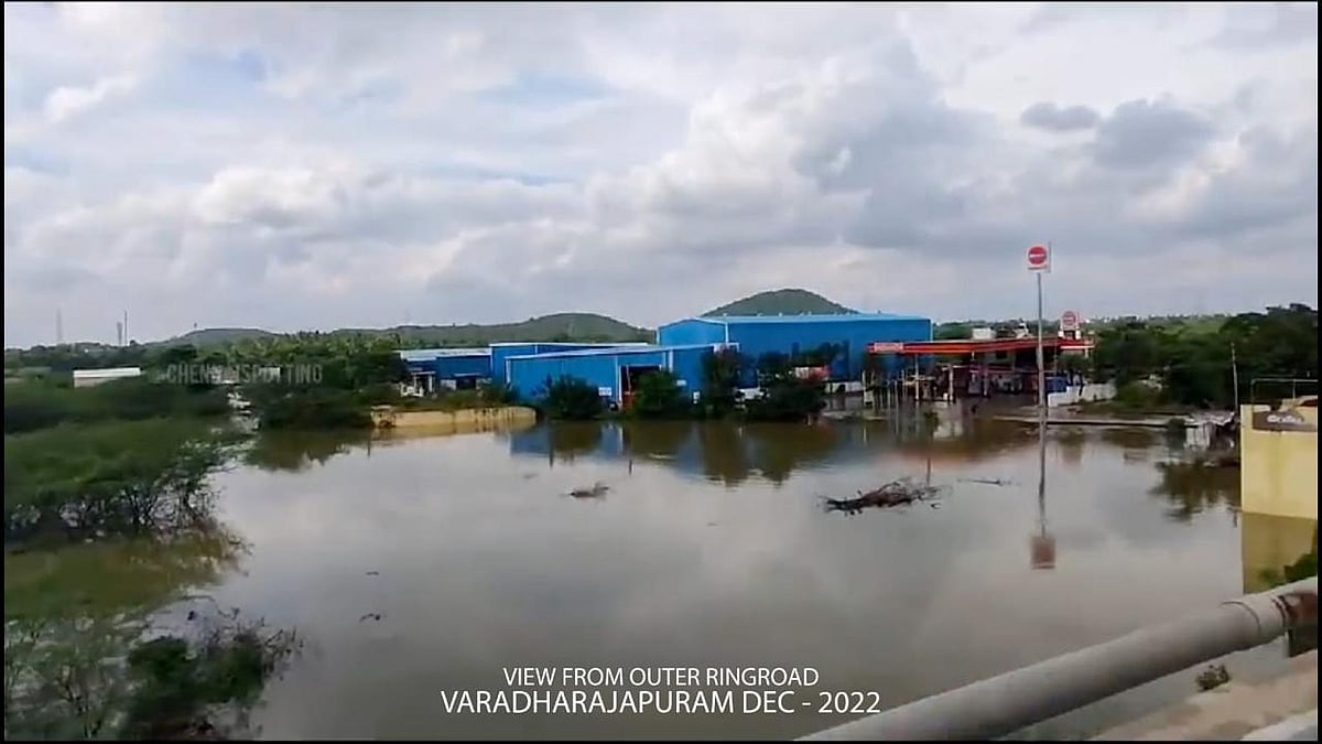 அடையாறு வெள்ளம்...
வரதராஜபுரத்துக்கு 
வருவதை தடுப்படி எப்படி?
கோரிக்கை வைக்கும் மக்கள்!