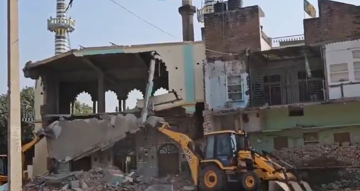 உ.பி: 185 வருட பழைமையான மசூதியின் ஒரு பகுதியை இடித்த மாவட்ட நிர்வாகம்; போலீஸார் குவிப்பு!