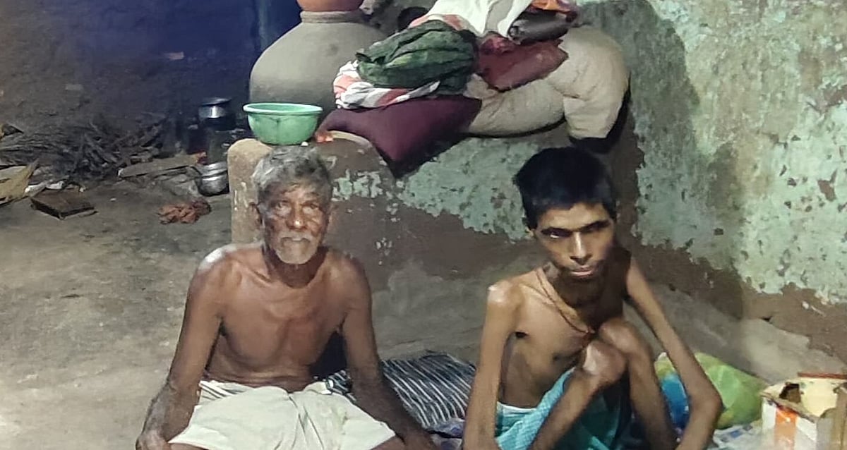 தார்ப்பாய் மூடிய வீடு; ஓதம் ஏறிய தரை-மாற்றுத்திறனாளி மகன்களை பராமரித்து வரும் முதியவரின் துயரக் கதை