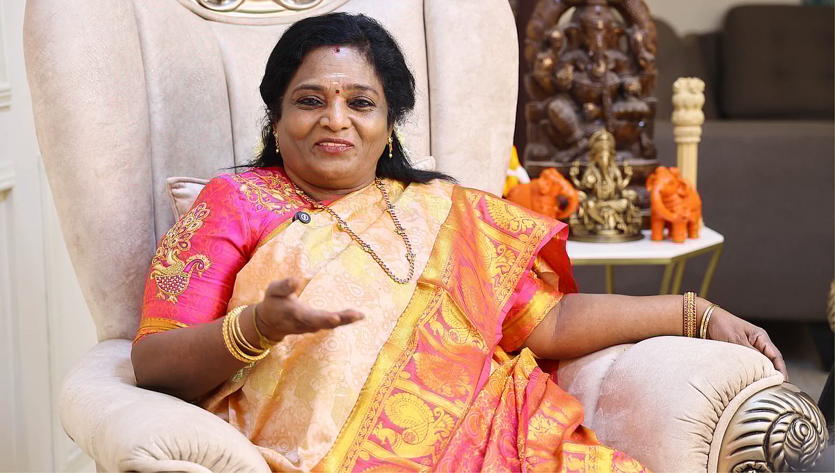 'எம்.ஜி.ஆருக்கும், விஜய்க்கும் ஏணி வைத்தாலும் எட்டாது..!' - தமிழிசை காட்டம்