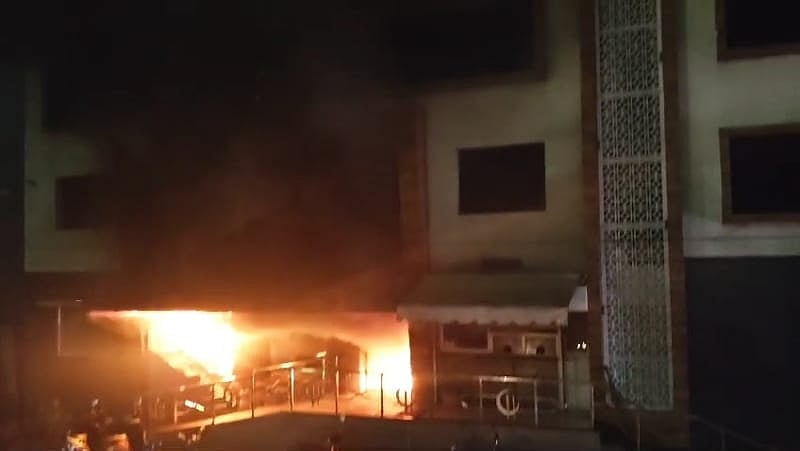 திண்டுக்கல் மருத்துவமனை தீ விபத்து; விதிமுறைகள் பின்பற்றப்பட்டதா?- வி.ஏ.ஓ புகாரில் போலீஸார் விசாரணை