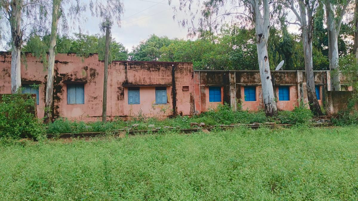 திருப்பத்தூர்: இடிந்த விழுந்த பள்ளி சுற்றுச்சுவர்; முகாமிடும் சமூக விரோதிகள்- சீரமைக்க கோரும் மக்கள்