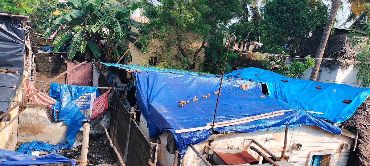 திருவாரூர்: `கலைஞர் ஐயா கொடுத்த வீடு; எப்ப இடிஞ்சு விழும்னு தெரியல...' - அழகிரி நகர் மக்கள் அச்சம்!