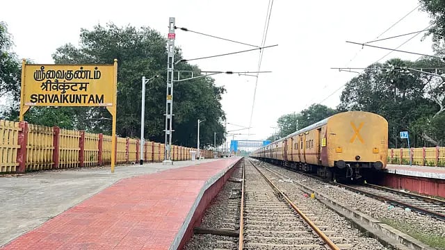 பயணிகளின் உயிரை காப்பாற்றிய ஸ்டேஷன் மாஸ்டருக்கு விருது; தகவல் கூறியவர்களையும் கெளரவிக்க கோரிக்கை!  